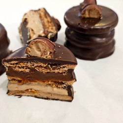 Alfajor triple kinder y dulce de leche
